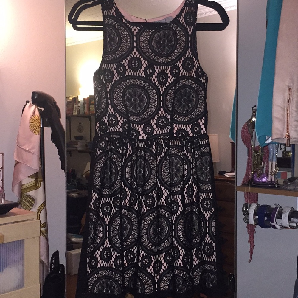 Sleeveless mini A-line lace dress